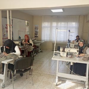 Deprem Bölgelerine Ulaştırılmak Üzere Kışlık Ürünler Dikiliyor - fotoğraf 1