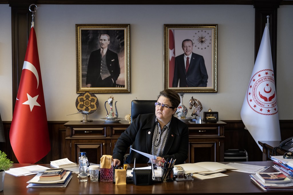 Bakanımız Derya Yanık: “526 depremzede çocuktan 78'ini ailelerine teslim ettik