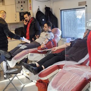 10 İlimizde meydana gelen deprem felaketi nedeniyle 14 Şubat 2023 tarihinde Bakanlık merkez teşkilatı binası önünde Türk Kızılay'ı Kan Bağışı Etkinliği düzenlenmiştir. - fotoğraf 3