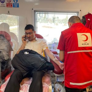 10 İlimizde meydana gelen deprem felaketi nedeniyle 14 Şubat 2023 tarihinde Bakanlık merkez teşkilatı binası önünde Türk Kızılay'ı Kan Bağışı Etkinliği düzenlenmiştir. - fotoğraf 1