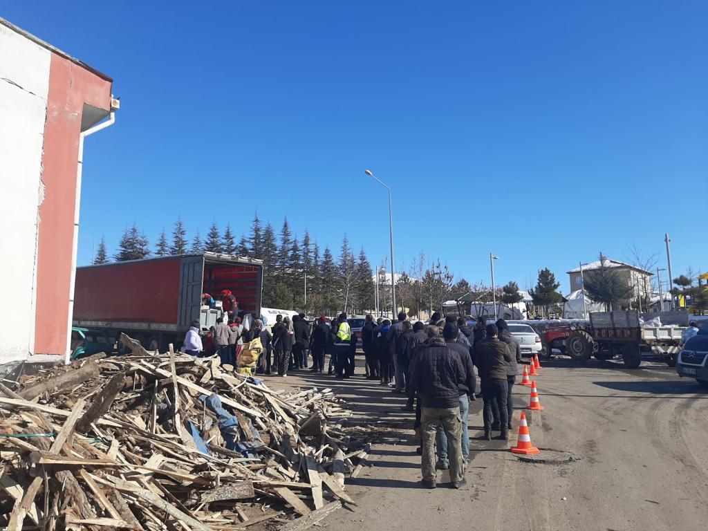 Yardım Malzemeleri Gezici Sosyal Market Tırlarıyla Depremzedelere Ulaştırılıyor