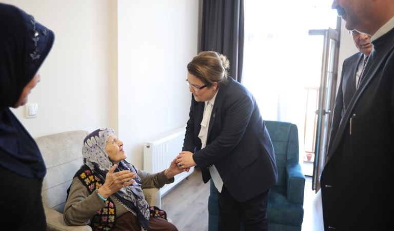 Our Minister Derya Yanık Visited Earthquake Victims