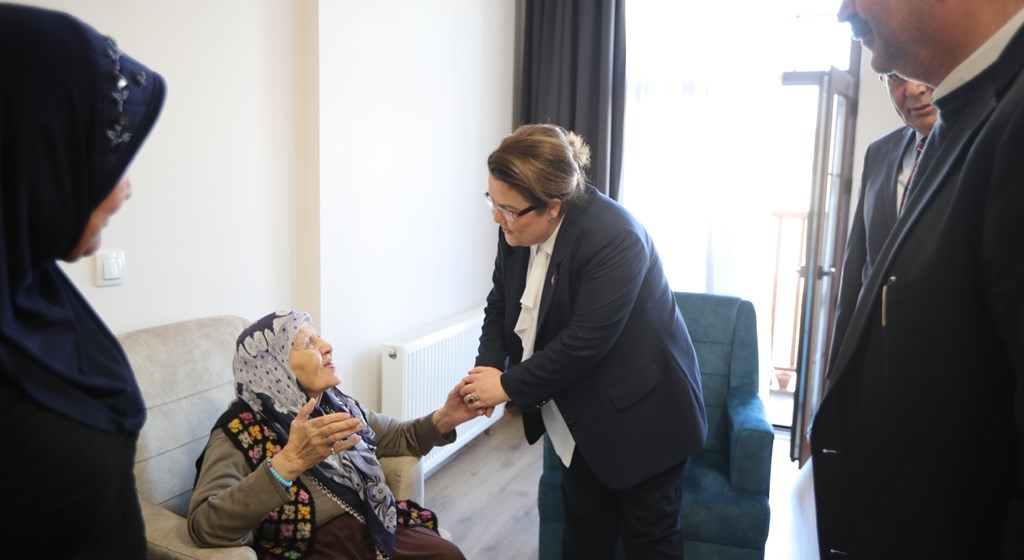 Our Minister Derya Yanık Visited Earthquake Victims