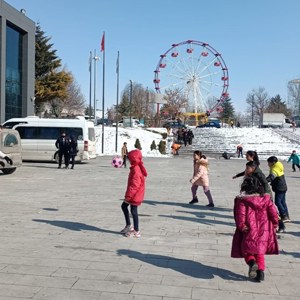 Bakanımız Derya Yanık: “Deprem bölgesindeki tip-1 diyabet hastası çocuklarımız için ilk etapta 1000 adet kola takılan sensörlü glikoz ölçüm cihazı dağıtacağız” - fotoğraf 1