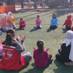 Bakanımız Derya Yanık: “Deprem bölgesindeki tip-1 diyabet hastası çocuklarımız için ilk etapta 1000 adet kola takılan sensörlü glikoz ölçüm cihazı dağıtacağız” - fotoğraf 3