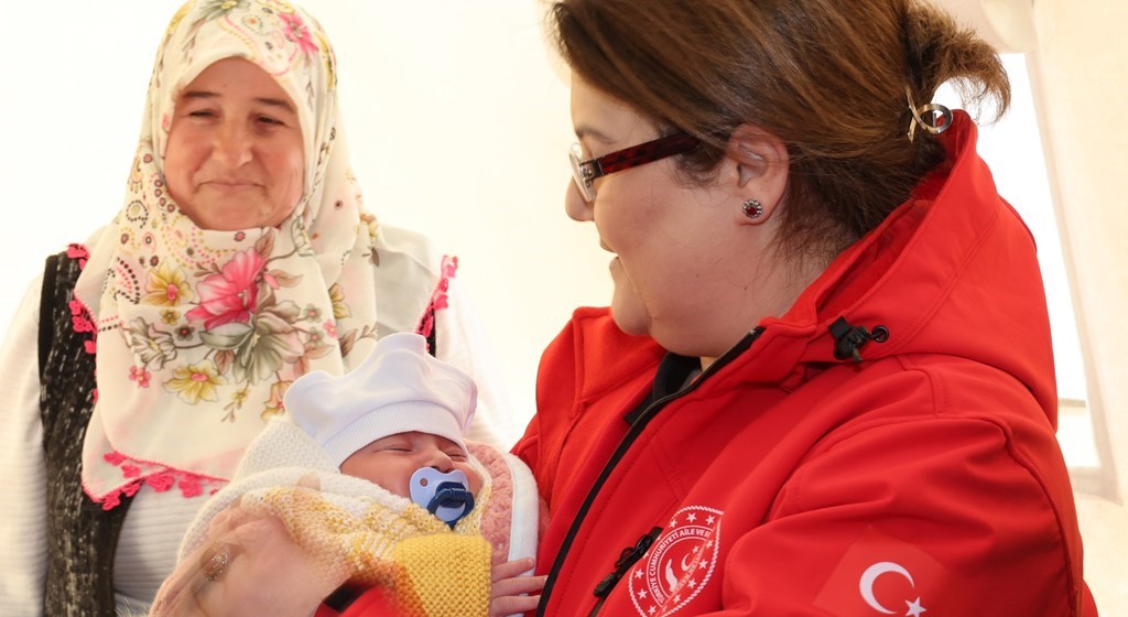 Derya Yanık, Minister of Family and Social Services, Visited Earthquake Victims in Kahramanmaraş