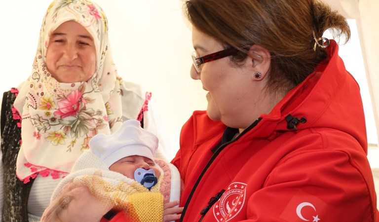 Derya Yanık, Minister of Family and Social Services, Visited Earthquake Victims in Kahramanmaraş