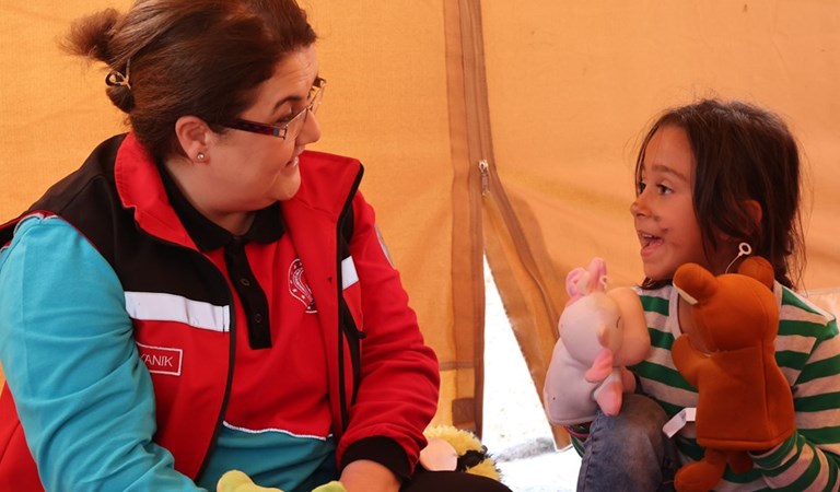 Derya Yanık, Minister of Family and Social Services, Visited Earthquake Victims in Hatay