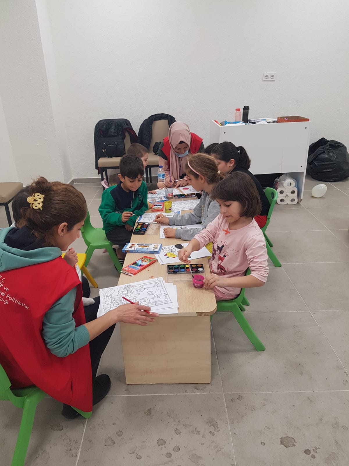 Akdeniz SHM, KYK'da bulunan depremden etkilenen çocuklarımıza, birebir ve grup etkinlikleri düzenlemeye devam ediyor.