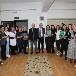 İl Müdürümüz Tekin Balcı, 8 Mart Dünya Kadınlar Günü dolayısıyla personele çiçek verdi - fotoğraf 1