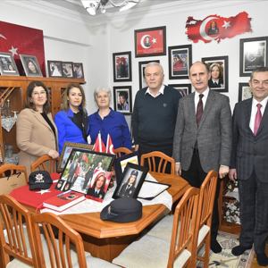 8 Mart Dünya Kadınlar Gününde Şehitlerimizin  Anneleri ve Eşleri Ziyaret Edildi - fotoğraf 1