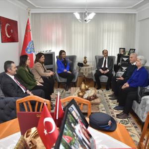 8 Mart Dünya Kadınlar Gününde Şehitlerimizin  Anneleri ve Eşleri Ziyaret Edildi - fotoğraf 2