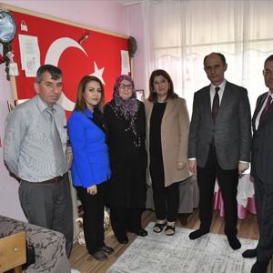 8 Mart Dünya Kadınlar Gününde Şehitlerimizin  Anneleri ve Eşleri Ziyaret Edildi - fotoğraf 4