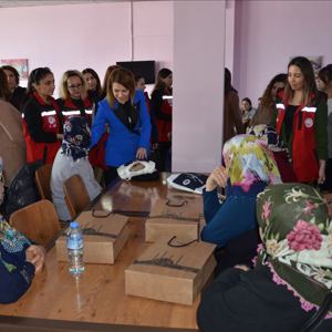 8 Mart Dünya Kadınlar Gününde Depremden Etkilenen Kadınlar Ziyaret Edildi - fotoğraf 9