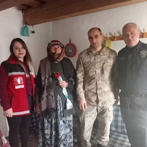 8 Mart Dünya Kadınlar Günü münasebetiyle depremzede aileler ve şehit anneleri ziyaret edildi - fotoğraf 5