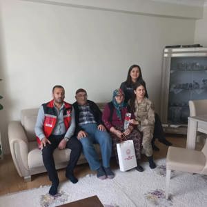 8 Mart Dünya Kadınlar Günü münasebetiyle depremzede aileler ve şehit anneleri ziyaret edildi - fotoğraf 2
