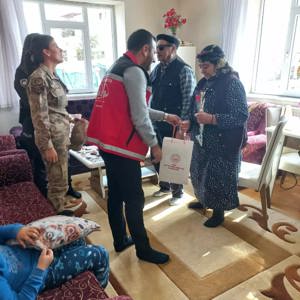 8 Mart Dünya Kadınlar Günü münasebetiyle depremzede aileler ve şehit anneleri ziyaret edildi - fotoğraf 1