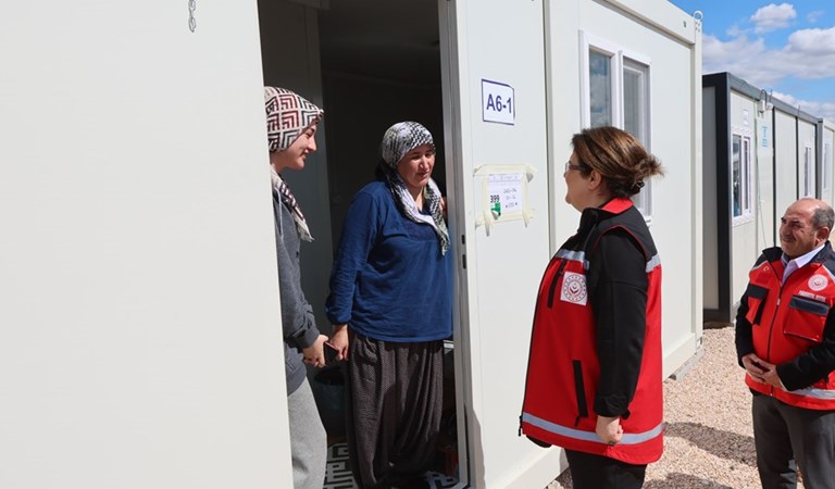 Minister Derya Yanık Visited the Earthquake Survivors in Malatya