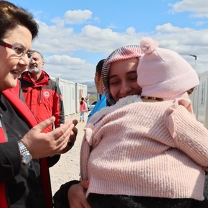 Bakanımız Derya Yanık Malatya’da Depremzedeleri Ziyaret Etti - fotoğraf 2