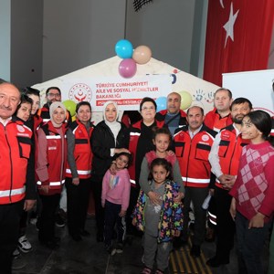 Bakanımız Derya Yanık Malatya’da Depremzedeleri Ziyaret Etti - fotoğraf 16