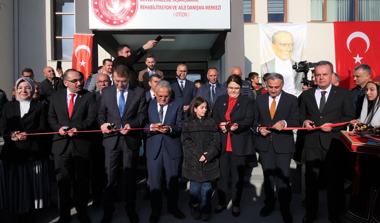 Sayın Bakanımız Derya Yanık  Engelsiz Yaşam Bakım Rehabilitasyon ve Aile Danışma Merkezi’nin Açılışını Yaptı