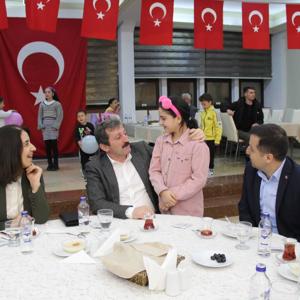 Sayın Valimiz Orhan TAVLI, her yıl Ramazan ayının 15. gününe denk gelen Yetimler Günü dolayısıyla çocuklarla iftar programında bir araya geldi.  - fotoğraf 2
