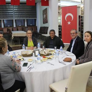 İlçemizde Yaşayan Roman Vatandaşlarımıza İftar Yemeği Düzenlendi. - fotoğraf 1
