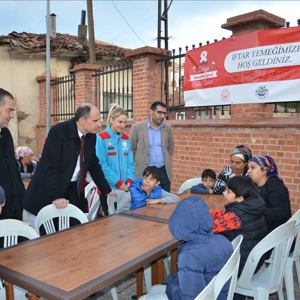 8 Nisan Dünya Romanlar Günü kapsamında; Edirne Merkez Barutluk Mahallesinde iftar programı düzenlendi - fotoğraf 1