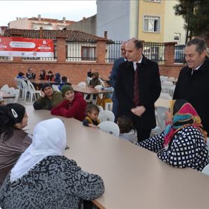 8 Nisan Dünya Romanlar Günü kapsamında; Edirne Merkez Barutluk Mahallesinde iftar programı düzenlendi - fotoğraf 2