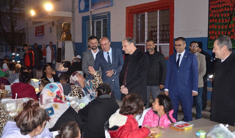 8 Nisan Dünya Romanlar Günü kapsamında; Edirne Merkez Yeniimaret Mahallesinde iftar programı düzenlendi