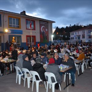 8 Nisan Dünya Romanlar Günü kapsamında; Edirne Merkez Yeniimaret Mahallesinde iftar programı düzenlendi - fotoğraf 4