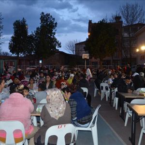 8 Nisan Dünya Romanlar Günü kapsamında; Edirne Merkez Yeniimaret Mahallesinde iftar programı düzenlendi - fotoğraf 5