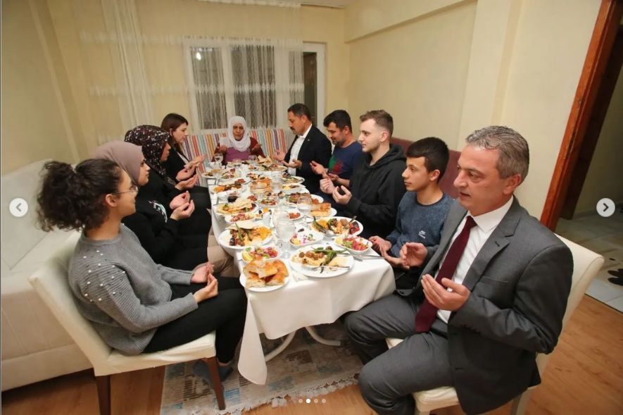 Depremzede Kenan ÖZER ve ailesiyle, iftar sofrasında bir araya geldik.