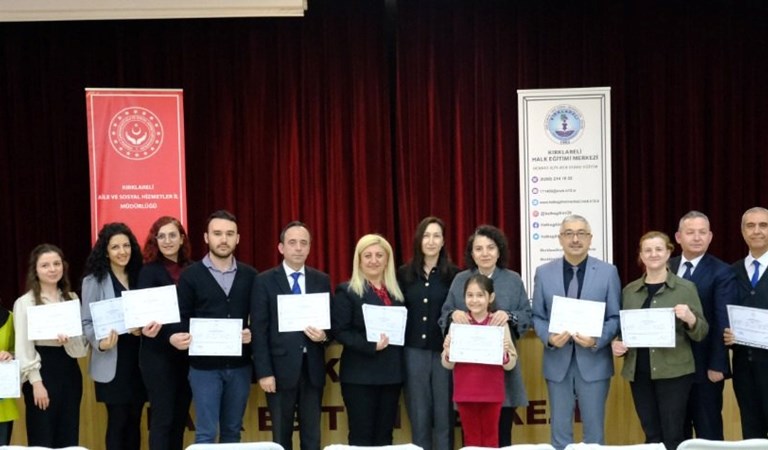 Kurum ve kuruluşlarında çalışan personele yönelik olarak verilen Türk İşaret Dili Eğitimi sertifika programı düzenlenmiştir.
