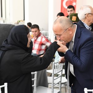Şehit Ailelerimiz ve Gazilerimiz Onuruna Valiliğimizce İftar Yemeği Düzenlendi - fotoğraf 4
