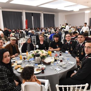 Şehit Ailelerimiz ve Gazilerimiz Onuruna Valiliğimizce İftar Yemeği Düzenlendi - fotoğraf 3