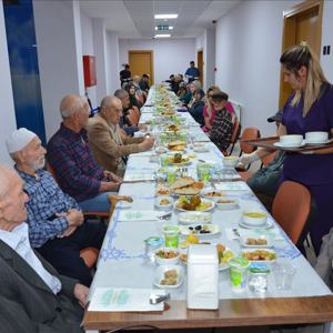 Çağlanur Uçar Yaşlı Bakım ve Rehabilitasyon Merkezinde İftar - fotoğraf 4