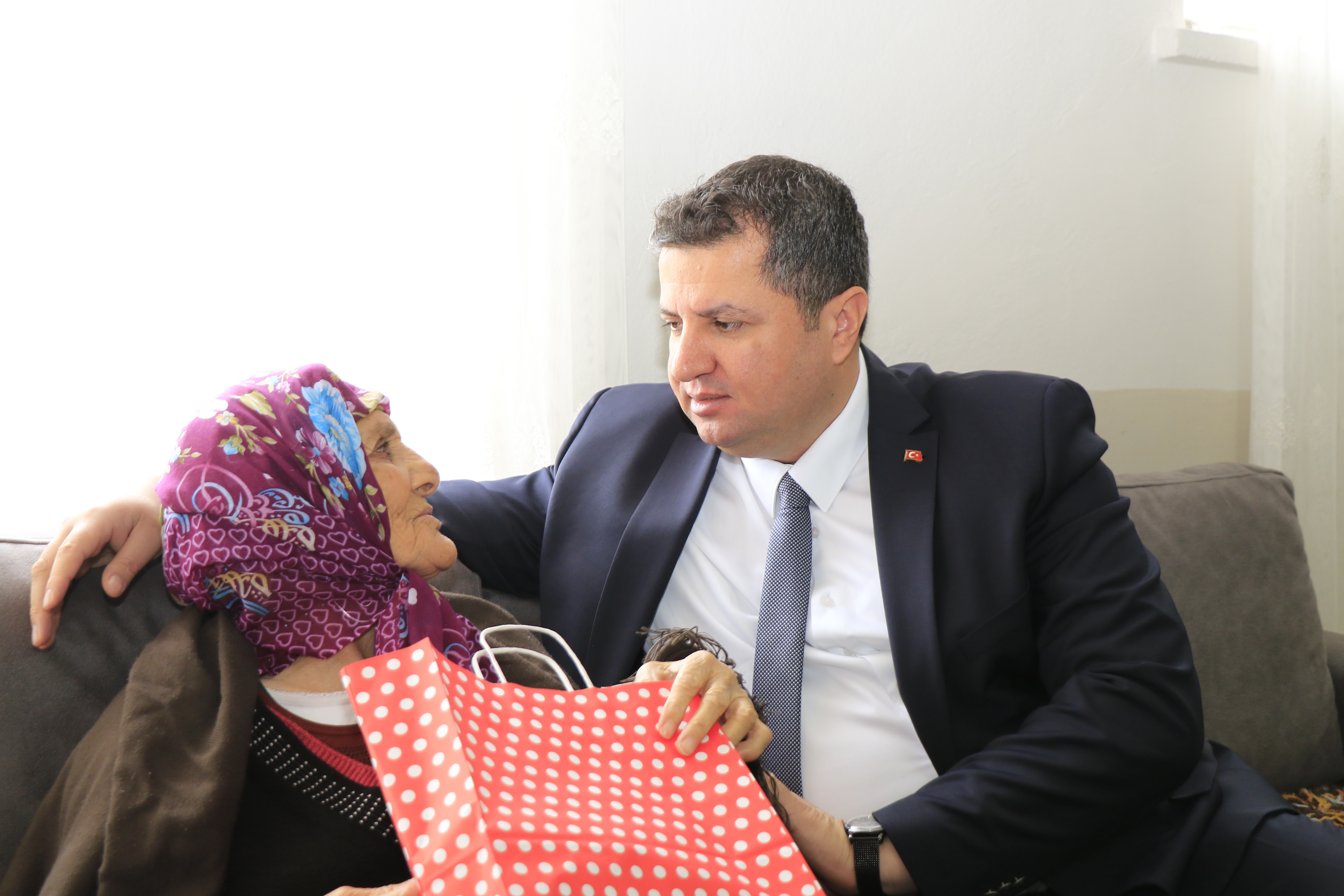 İl Müdürümüz Serdar Demirci Huzurevimizdeki Ulu Çınarlarımıza Ramazan Bayramı Ziyaretinde Bulundu.