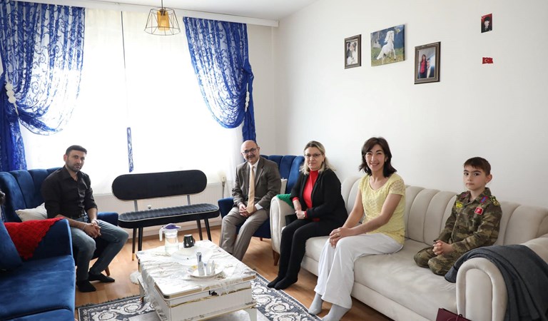 Vali Vekilimiz Mustafa Güney ve İl Müdürümüz Fatma Uz Gazimiz Uzm. Çvş. Fatih Varol ve ailesini ziyaret ederek Ramazan Bayramı’nı Tebrik Etti