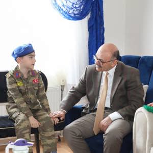 Vali Vekilimiz Mustafa Güney ve İl Müdürümüz Fatma Uz Gazimiz Uzm. Çvş. Fatih Varol ve ailesini ziyaret ederek Ramazan Bayramı’nı Tebrik Etti - fotoğraf 2