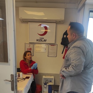 Son birkaç yıldır dünyada yaşanan COVİD 19 pandemisi ile Ülkemizde yaşanan ve yüzyılın felaketi olarak nitelendirilen 06 Şubat 2023 depremlerinin olumsuz etkisiyle artan kan ihtiyacının karşılanması amacıyla 03.05.2023 tarihinde Bakanlığımız merkez teşkilatı hizmet binası önünde Türk Kızılay’ı Kan Bağışı Etkinliği düzenlenmiştir. - fotoğraf 2