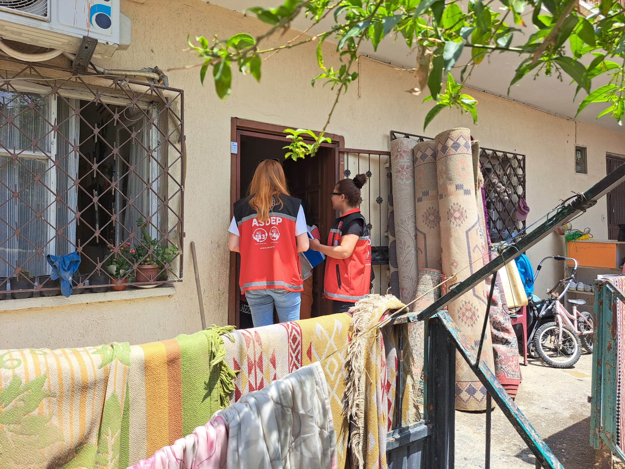 #Akdeniz ilçemizde ekiplerimizle, yoğun yağıştan etkilenen Müfide İlhan ve Huzurkent Mahallelerimizde, vatandaşlarımıza yönelik ihtiyaç tespiti ve #PsikososyalDestek için saha çalışmalarımıza devam ediyoruz.    📍Akdeniz