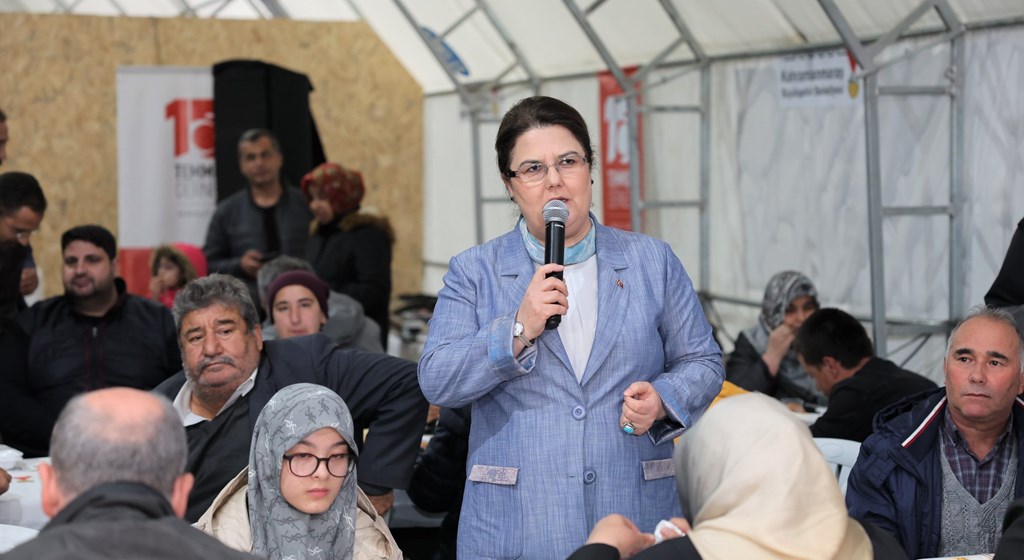  Bakanımız Sayın Derya Yanık Kahramanmaraş'ta Depremzedelerle İftarda Bir Araya Geldi