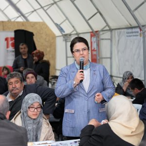  Bakanımız Sayın Derya Yanık Kahramanmaraş'ta Depremzedelerle İftarda Bir Araya Geldi - fotoğraf 1