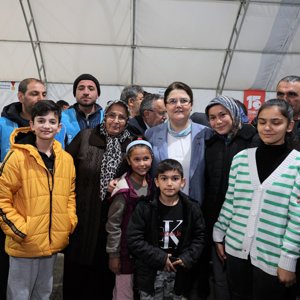  Bakanımız Sayın Derya Yanık Kahramanmaraş'ta Depremzedelerle İftarda Bir Araya Geldi - fotoğraf 2