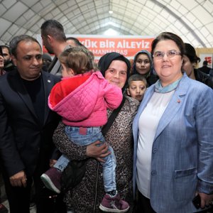  Bakanımız Sayın Derya Yanık Kahramanmaraş'ta Depremzedelerle İftarda Bir Araya Geldi - fotoğraf 3