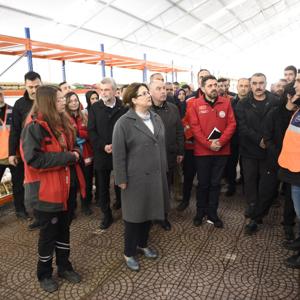  Bakanımız Sayın Derya Yanık Kahramanmaraş'ta Depremzedelerle İftarda Bir Araya Geldi - fotoğraf 7