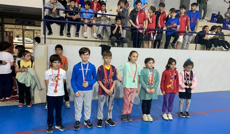Badminton Turnuvasında Birincilik Ödülü