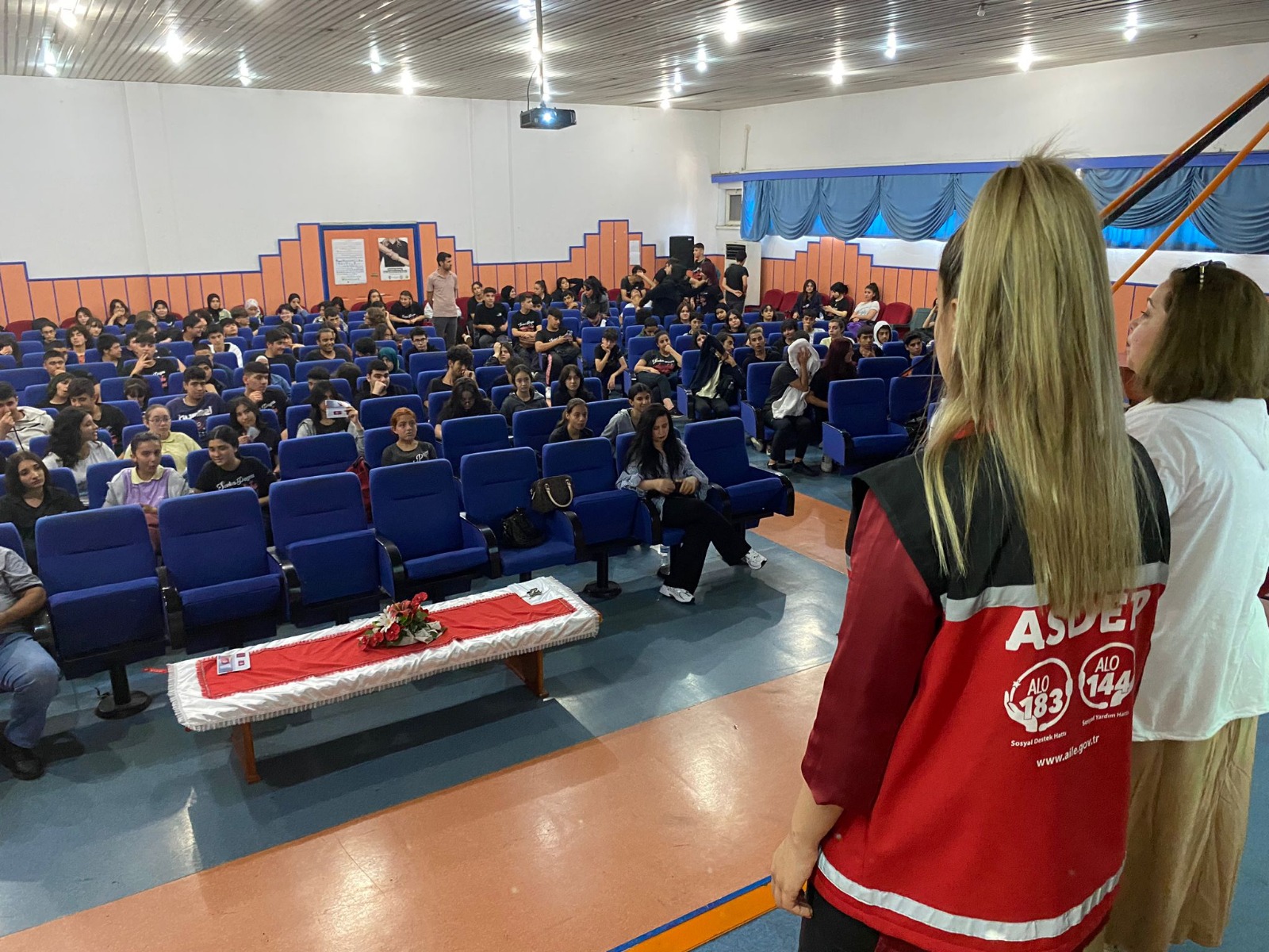 #YenişehirSHM, Şevket Pozcu Anadolu Lisesi öğrencilerine yönelik  ''Kadına Yönelik Şiddetle Mücadele,Aile İçi İletişim, Dijital Bağımlılık'' konularında eğitim vermiştir. KADES uygulaması ve Alo 183 hattı hakkında rehberlik yapmıştır.