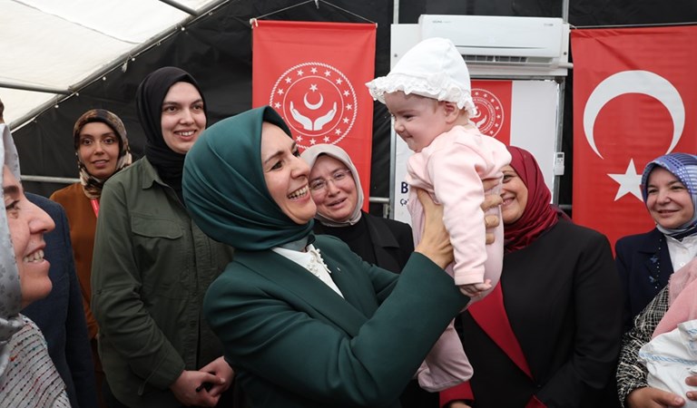 Aile ve Sosyal Hizmetler Bakanımız Mahinur Özdemir Göktaş, İlk Ziyaretini Deprem Felaketi Yaşayan Kahramanmaraş'a Yaptı